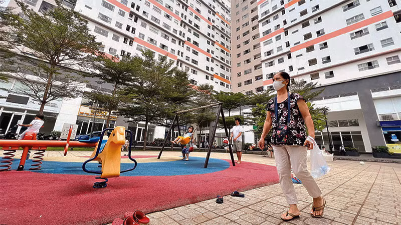 Người dân sinh hoạt tại khuôn viên một chung cư ở thành phố Thủ Đức.