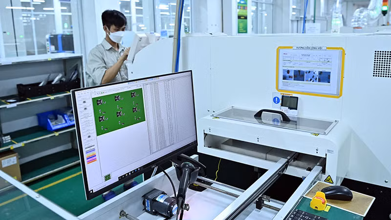 Sản xuất bảng mạch điện tử bóng đèn LED tại Công ty cổ phần Bóng đèn phích nước Rạng Đông. (Ảnh: DUY LINH)