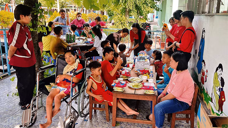 Trẻ em ở Trung tâm Bảo trợ xã hội tổng hợp tỉnh Đồng Tháp trong buổi sinh hoạt, vui chơi.