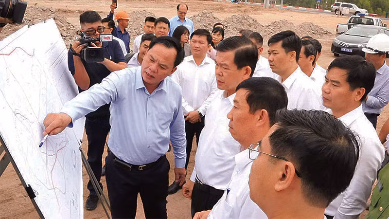 Bí thư Tỉnh ủy Nguyễn Hồng Lĩnh và Quyền Chủ tịch Ủy ban nhân dân tỉnh Đồng Nai Võ Tấn Đức (ngoài cùng bên trái) kiểm tra tiến độ một dự án trọng điểm trên địa bàn huyện Nhơn Trạch.