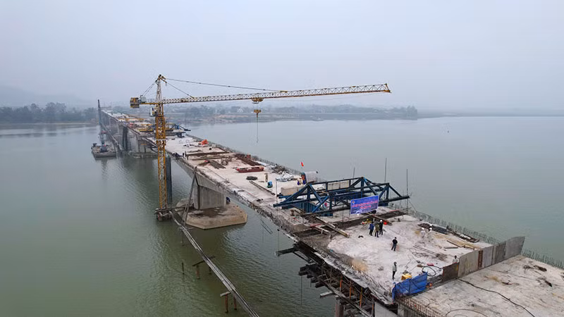 Nhà thầu bố trí nhân lực thi công xuyên Tết trên công trình cầu Hưng Đức.