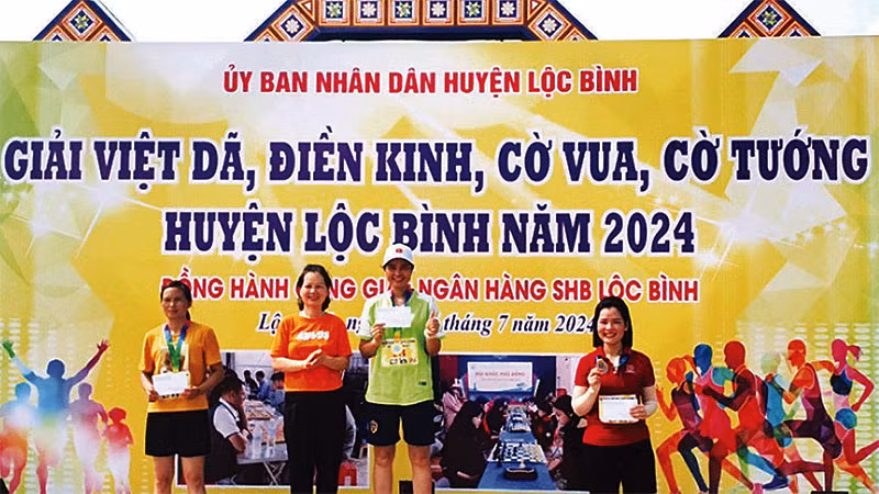Đại diện Ban Tổ chức trao giải cho các VĐV xuất sắc nội dung việt dã nữ (cự ly 5.000 m). (Ảnh: HOÀNG LUYẾN) Đại diện Ban Tổ chức trao giải cho các VĐV xuất sắc nội dung việt dã nữ (cự ly 5.000 m). (Ảnh: HOÀNG LUYẾN)