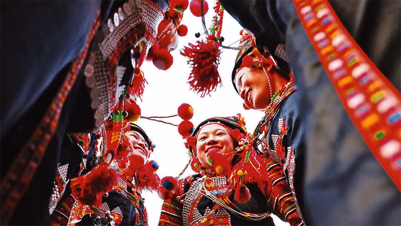 Dân ca, dân vũ được coi như món ăn tinh thần không thể thiếu của người Hà Nhì. Dân ca, dân vũ được coi như món ăn tinh thần không thể thiếu của người Hà Nhì.