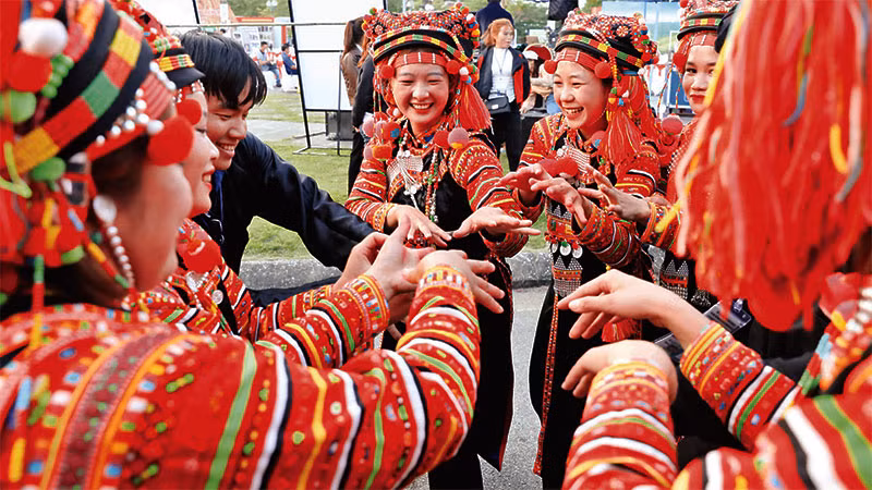 Điệu múa uyển chuyển mềm mại của phụ nữ dân tộc Hà Nhì phản ánh về các hoạt động lao động sản xuất. Điệu múa uyển chuyển mềm mại của phụ nữ dân tộc Hà Nhì phản ánh về các hoạt động lao động sản xuất.