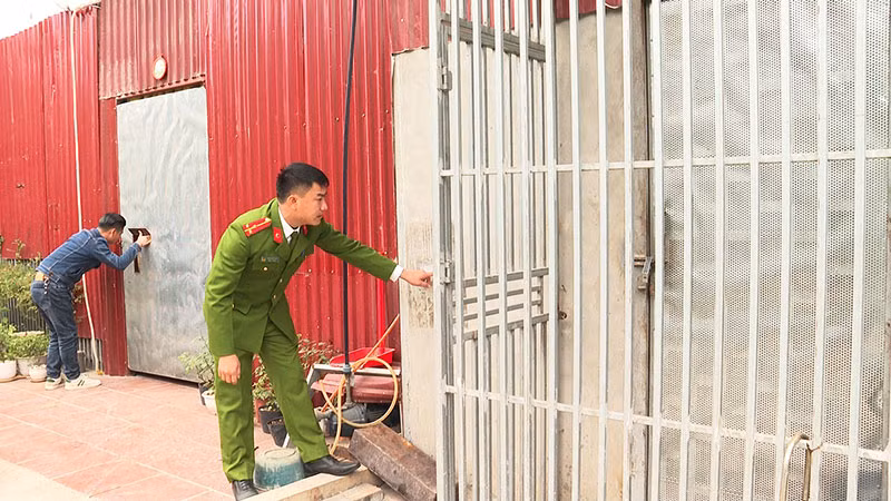 Cơ quan công an khám xét “boong-ke” ma túy tại thị xã Việt Yên.