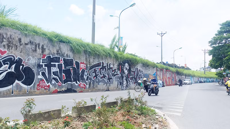 Nhiều hình vẽ gây mất mỹ quan tại đê Ngọc Thụy (quận Long Biên, Hà Nội).