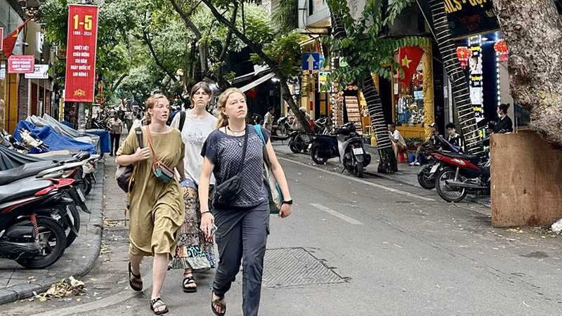 Khách du lịch quốc tế tham quan Hà Nội. Khách du lịch quốc tế tham quan Hà Nội.