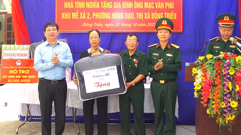 Đại diện Ban Chỉ huy quân sự thị xã Đông Triều phối hợp địa phương khánh thành, bàn giao “Nhà tình nghĩa” tặng hộ nghèo trên địa bàn.