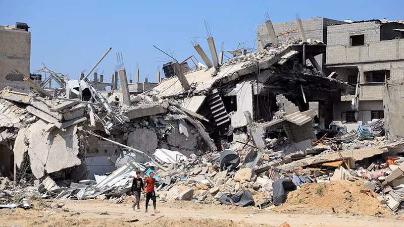 Tòa nhà bị phá hủy ở thành phố Khan Younis, miền nam Gaza. (Ảnh TÂN HOA XÃ)