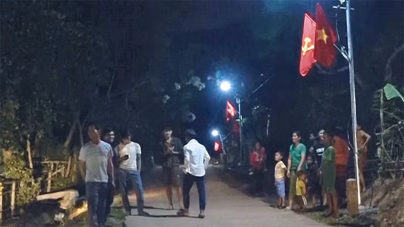 Có điện chiếu sáng, bản làng vùng biên giới huyện Minh Hóa (Quảng Bình) thêm vui.