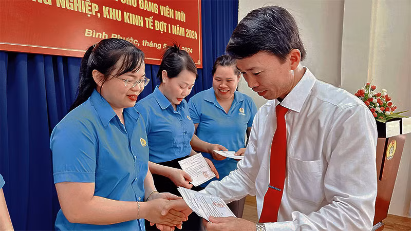Lãnh đạo Ðảng ủy Khối Cơ quan và Doanh nghiệp tỉnh Bình Phước trao giấy chứng nhận hoàn thành lớp bồi dưỡng lý luận chính trị cho đảng viên mới.