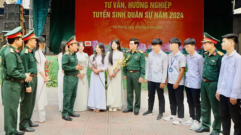 Ban Tuyển sinh quân sự Bộ Quốc phòng kiểm tra công tác sơ tuyển và tuyên truyền hướng nghiệp tuyển sinh quân sự năm 2024 tại huyện Yên Phong, tỉnh Bắc Ninh. (Ảnh: THÀNH TÂM)