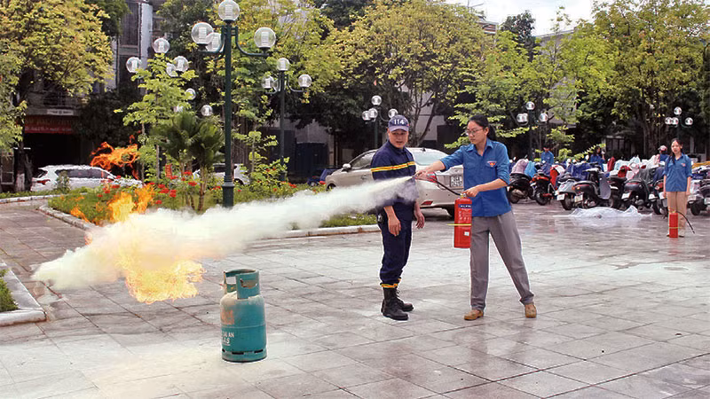 Đoàn viên, thanh niên thực hành sử dụng bình chữa cháy. (Ảnh: KIỀU THU)