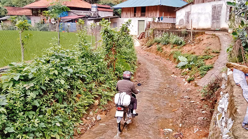 Người dân xóm Tân Kim, xã Thần Sa, huyện Võ Nhai sinh sống dọc hai bên suối, tiềm ẩn nguy hiểm khi nước lũ tràn về.