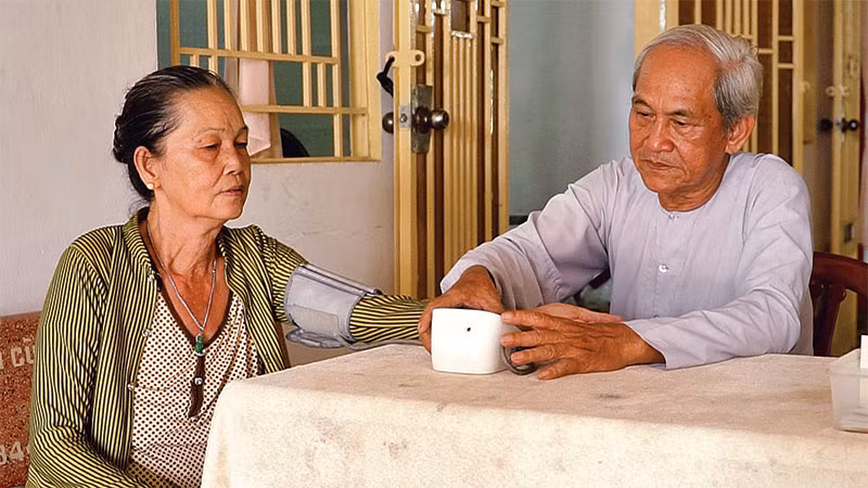 Ông Nguyễn Văn Hạnh thường xuyên tham gia các hoạt động từ thiện như khám bệnh, bốc thuốc cho người dân địa phương.