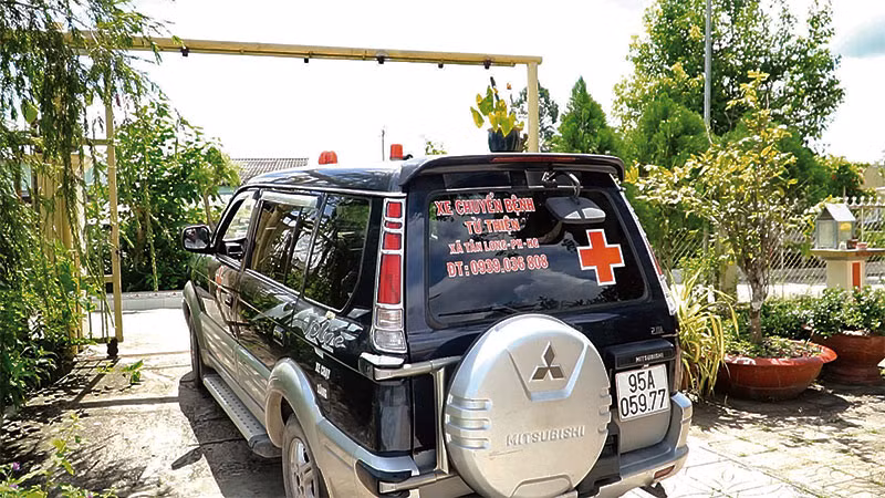 Xe vận chuyển bệnh nhân 0 đồng của đội xe ông Hạnh. Xe vận chuyển bệnh nhân 0 đồng của đội xe ông Hạnh.