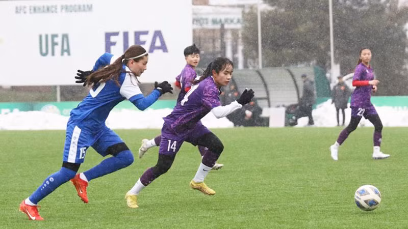 Pha tranh bóng trong trận giao hữu giữa đội tuyển nữ U20 Việt Nam (bên phải) và U20 Uzbekistan. (Ảnh: VFF)