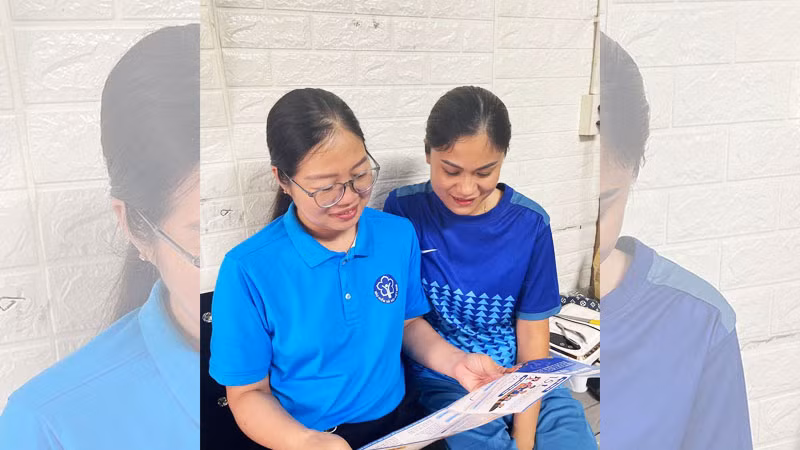 Cán bộ Bảo hiểm xã hội huyện A Lưới (tỉnh Thừa Thiên Huế) tuyên truyền chính sách đến người dân.