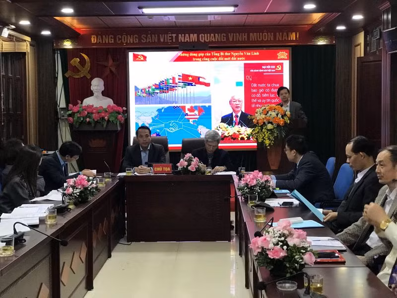 Các đại biểu tham luận tại hội thảo.