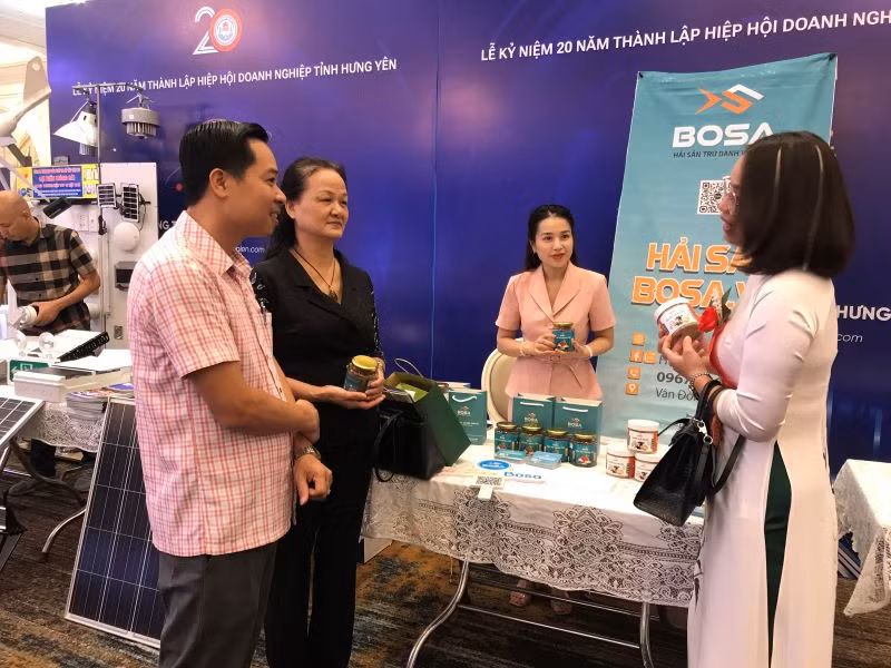 Doanh nghiệp giới thiệu sản phẩm trưng bày tại Diễn đàn Hợp tác-Liên kết và Phát triển doanh nghiệp khu vực phía bắc lần thứ XV năm 2024.