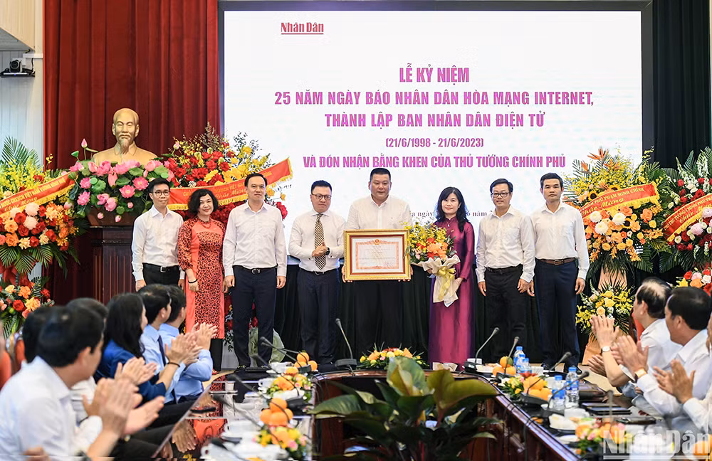 Với những thành tích nổi bật trong giai đoạn vừa qua, nhân dịp kỷ niệm 25 năm Ngày Báo Nhân Dân hòa mạng Internet, tập thể Ban Nhân Dân điện tử vinh dự được nhận Bằng khen của Thủ tướng Chính phủ. 