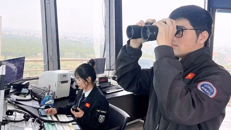 Kiểm soát viên không lưu thuộc VATM thực hiện nhiệm vụ.