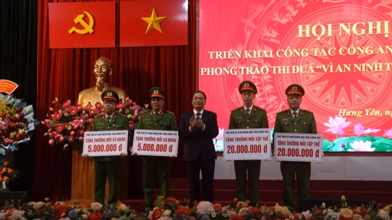 Chủ tịch UBND tỉnh Hưng Yên Trần Quốc Văn trao thưởng cho các các tập thể, cá nhân có thành tích xuất sắc tham gia điều tra, làm rõ vụ giết người, cướp tài sản; tàng trữ, sử dụng trái phép vũ khí quân dụng xảy ra ngày 26/12/2023 tại xã Cửu Cao, huyện Văn Giang, tỉnh Hưng Yên.
