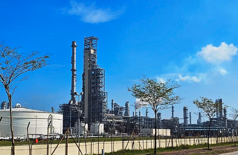 Một góc Nhà máy Lọc hóa dầu Nghi Sơn. Một góc Nhà máy Lọc hóa dầu Nghi Sơn.