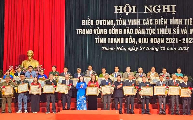 Lãnh đạo tỉnh Thanh Hóa trao tặng Bằng khen cho các cá nhân tiên tiến.