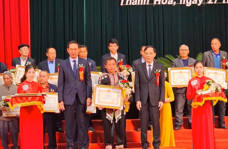 Lãnh đạo tỉnh Thanh Hóa trao tặng Bằng khen cho cá nhân xuất sắc.