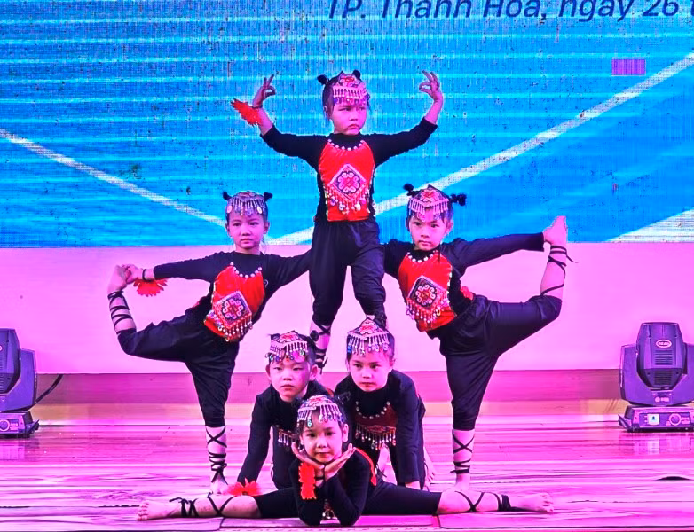 Thiếu nhi biểu diễn Yoga kids nghệ thuật. Thiếu nhi biểu diễn Yoga kids nghệ thuật.