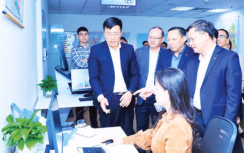 Lãnh đạo Hà Nội tham quan mô hình số hóa tại Trung tâm Phục vụ hành chính công thành phố.