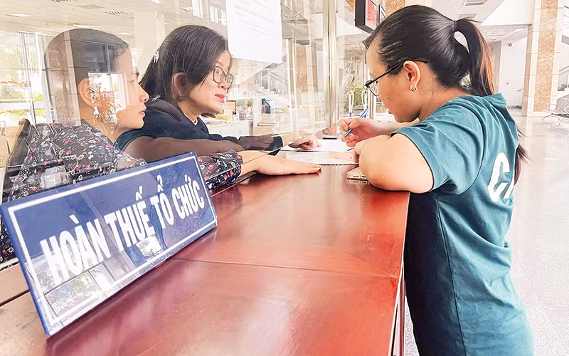 Người dân làm thủ tục thuế tại Cục Thuế Thành phố Hồ Chí Minh.