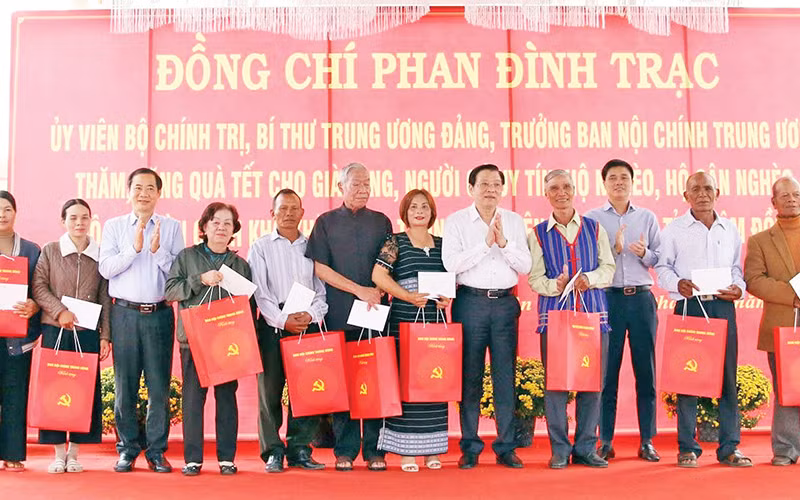 Lãnh đạo Trung ương và tỉnh Lâm Đồng trao quà Tết tặng các già làng, người có uy tín tại huyện Đức Trọng.
