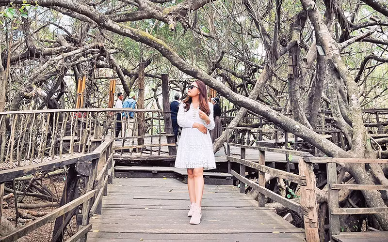 Đi trên cầu treo Buôn Đôn, du khách được nghe tiếng chim hót líu lo trên những rặng si già, tiếng nước chảy róc rách trong từng khe đá.