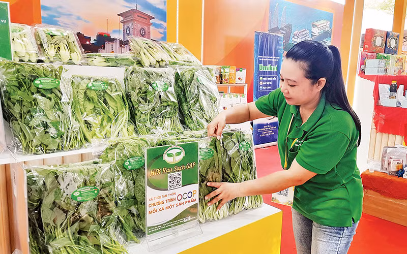 Các đơn vị giới thiệu sản phẩm tại Tuần lễ sản phẩm OCOP, sản phẩm đặc trưng các vùng miền và công nghệ sản xuất, bảo quản, chế biến nông sản Thành phố Hồ Chí Minh năm 2024.