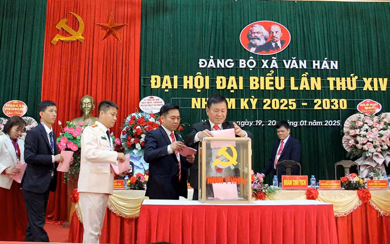 Các đại biểu bỏ phiếu bầu chọn cấp ủy nhiệm kỳ 2025-2030 tại Đại hội đại biểu Đảng bộ xã Văn Hán, huyện Đồng Hỷ (Thái Nguyên).