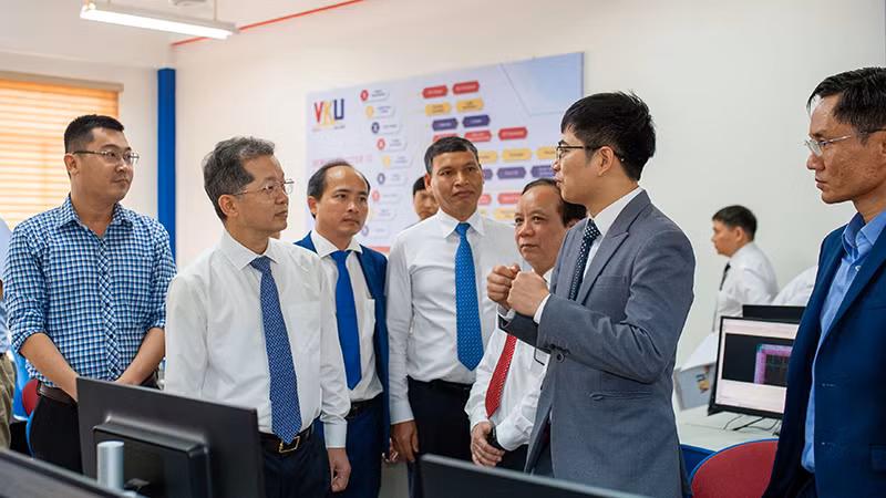 Lãnh đạo thành phố Đà Nẵng trao đổi tại lễ khởi động chương trình đào tạo nhân lực vi mạch bán dẫn tại Đà Nẵng. Lãnh đạo thành phố Đà Nẵng trao đổi tại lễ khởi động chương trình đào tạo nhân lực vi mạch bán dẫn tại Đà Nẵng.