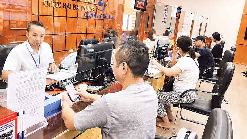 Bộ phận một cửa Ủy ban nhân dân quận Hai Bà Trưng giải quyết thủ tục hành chính phục vụ người dân, doanh nghiệp.