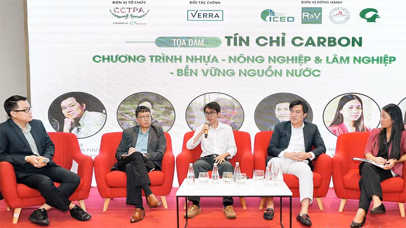 Các chuyên gia, doanh nghiệp, diễn giả thảo luận tại tọa đàm.
