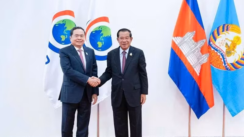 Chủ tịch Quốc hội Trần Thanh Mẫn chào xã giao Chủ tịch Đảng Nhân dân Campuchia, Chủ tịch danh dự Hội nghị ICAPP lần thứ 12 Samdech Hun Sen . (Ảnh: Doãn Tấn/TTXVN)