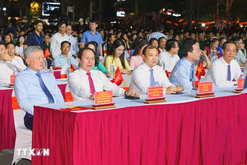 Phó Thủ tướng Thường trực Nguyễn Hòa Bình cùng lãnh đạo Thành ủy, Ủy ban nhân dân thành phố Hải Phòng tham dự Cầu truyền hình trực tiếp kỷ niệm sự kiện 70 năm tập kết ra Bắc. (Ảnh: Hoàng Ngọc/TTXVN)