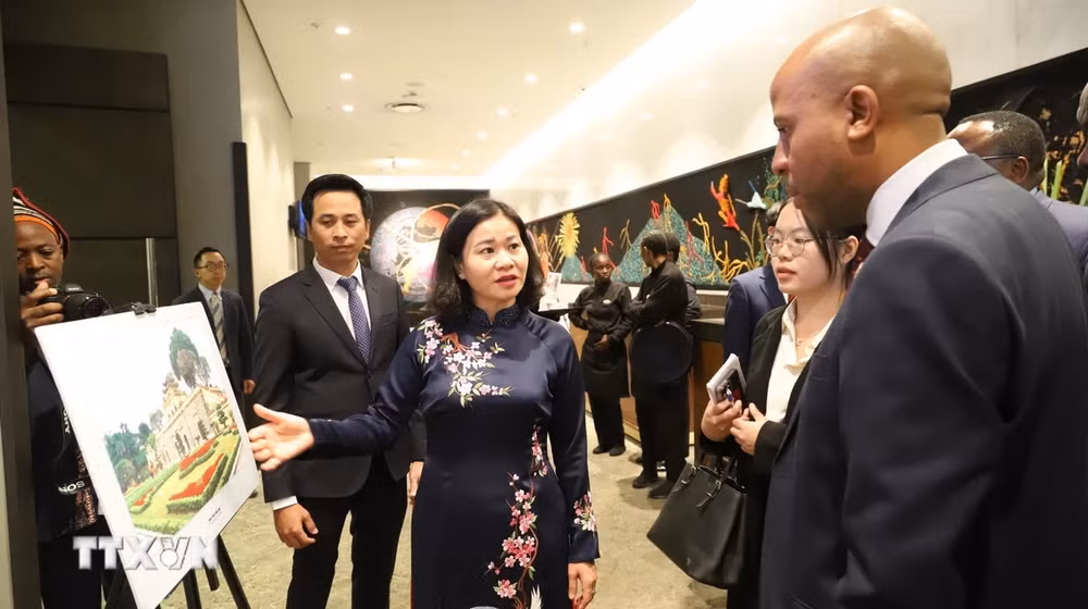 Bà Nguyễn Thị Tuyến, Ủy viên Trung ương Đảng, Phó Bí thư Thường trực Thành ủy Hà Nội giới thiệu hình ảnh Hà Nội với khách mời Nam Phi. (Ảnh: Hồng Minh/TTXVN)
