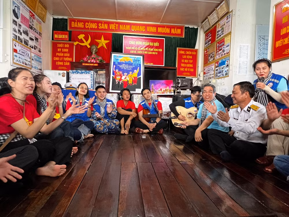 Cán bộ và nhân dân Thành phố Hồ Chí Minh, Quân chủng Hải quân giao lưu văn nghệ cùng cán bộ, chiến sĩ đang công tác tại Nhà giàn DK1/10. Cán bộ và nhân dân Thành phố Hồ Chí Minh, Quân chủng Hải quân giao lưu văn nghệ cùng cán bộ, chiến sĩ đang công tác tại Nhà giàn DK1/10.