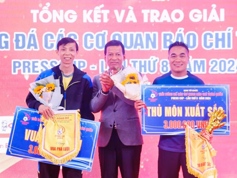 Ông Trương Thế Toàn, phụ trách chuyên môn Press Cup 2024 trao cờ, hoa và phần thưởng cho thủ môn xuất sắc nhất và vua phá lưới.