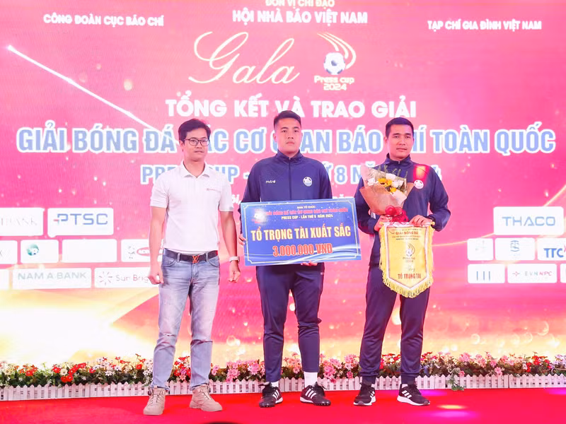 Nhà báo Phan Khánh An, Ủy viên Ban Biên tập, Tổng Thư ký tòa soạn Tạp chí Gia đình Việt Nam trao thưởng cho tổ trọng tài xuất sắc nhất Press Cup 2024.