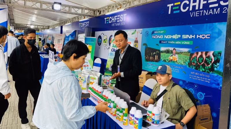 Người dân tham quan các gian hàng trưng bày tại Techfest Vietnam 2024. 