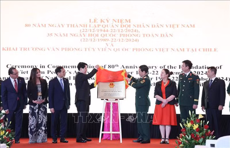 Chủ tịch nước Lương Cường và Bộ trưởng Quốc phòng Phan Văn Giang thực hiện nghi thức khai trương Cơ quan Tùy viên Quốc phòng Việt Nam tại Chile. (Ảnh: Lâm Khánh/TTXVN)