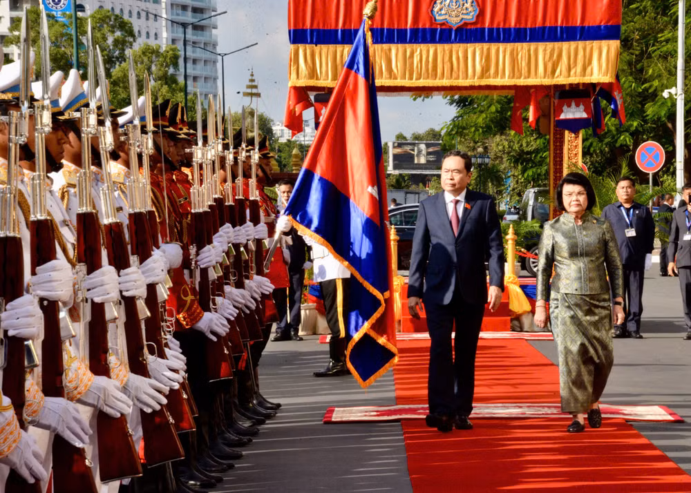 Chủ tịch Quốc hội Trần Thanh Mẫn và Chủ tịch Quốc hội Samdech Khuon Sudary duyệt Đội danh dự Quân đội Hoàng gia Campuchia. (Ảnh: LÊ TUYẾT/VOV) Chủ tịch Quốc hội Trần Thanh Mẫn và Chủ tịch Quốc hội Samdech Khuon Sudary duyệt Đội danh dự Quân đội Hoàng gia Campuchia. (Ảnh: LÊ TUYẾT/VOV)