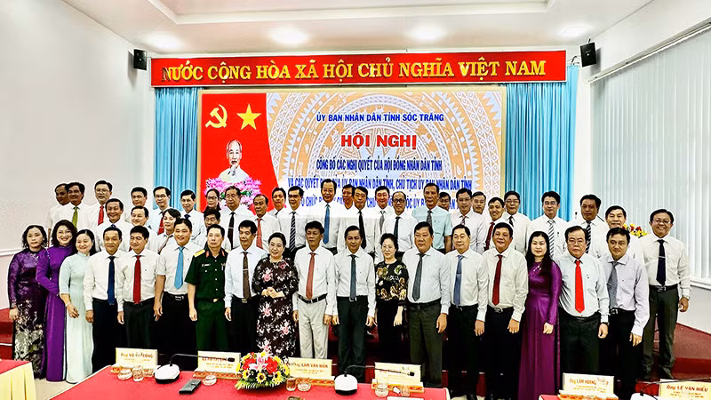 Nhân sự lãnh đạo các Sở mới chụp ảnh với lãnh đạo Tỉnh ủy Sóc Trăng.